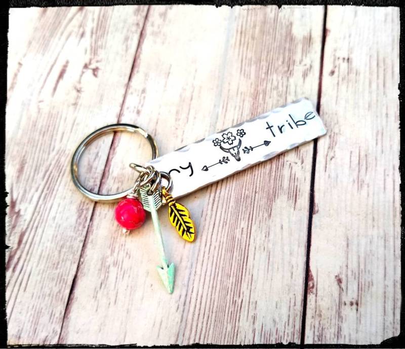 My Tribe Handgestempelter Schlüsselanhänger Aus Metall | Lenkschädel Pfeile Blumen Stempel Gold Feder Türkis Patina Pfeil Charms Jasper von BlueReefBoutique