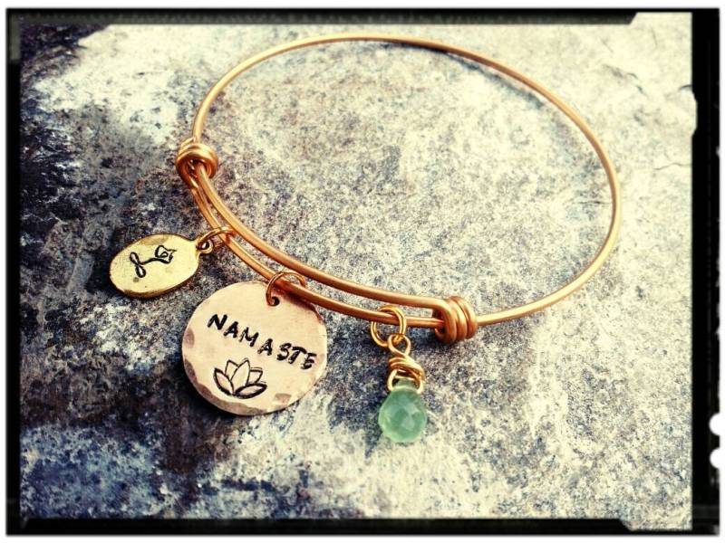 Namaste Charm Armreif Aus Goldenem Edelstahl | Handgestempelter Lotus Grünquarz Stapelarmband Yoga Bettelarmband von BlueReefBoutique