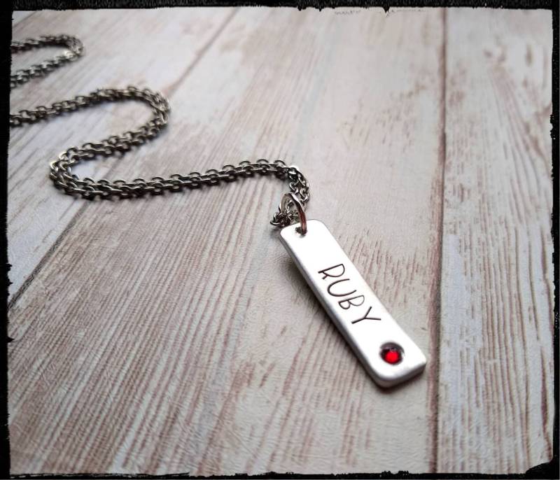Name & Birthstone Hand Gestempelt Bar Halskette | 1100 Aluminium Swarovski-Kristall Name/Symbol Brautjungfer/Mama/Schwester Geschenk Monogram von BlueReefBoutique