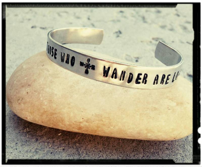 Not All Who Wander Are Lost - Handgestempelte Aluminium Manschette 1100 Aluminium/Kompass/Zitat Armband/Wanderlust Freund/Familie Geschenk von BlueReefBoutique