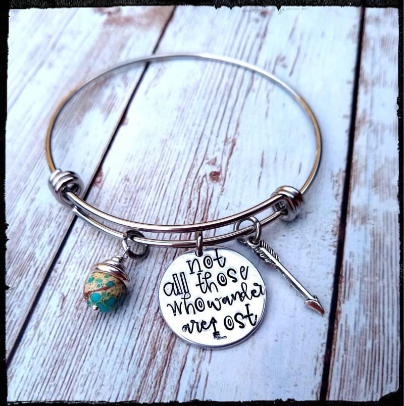Not All Who Wander Are Lost Handgestempelter Charm Armreif | Türkis Jaspis Stein/Pfeil Edelstahl Stapelarmband von BlueReefBoutique