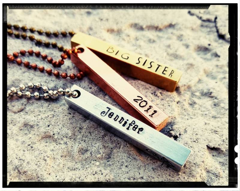 Personalisierte 3D Bar Halskette Motiv | 4 Seitliche Handgestempelt Große Schwester Brautjungfern Name Gps Silber/Gold/Kupfer Valentinstag von BlueReefBoutique