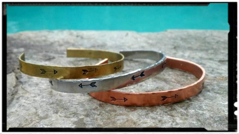 Pfeile - Gehämmertes Manschettenarmband Aluminium/Messing/Kupfer Armspange//Wiederholungspfeil Muster//Hand Gestempelt//Hand Texturiert von BlueReefBoutique