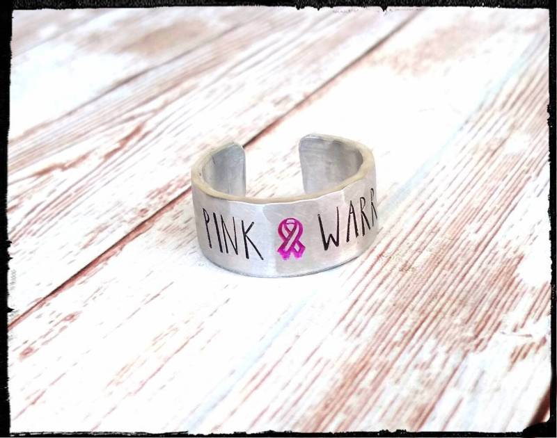 Pink Krieger Bewusstsein Band Manschettenring | Rosa Schleife Gestempelt/Gehämmert Aluminium Ring Finden Sie Die Heilung Brust Krebs-Bewusstsein von BlueReefBoutique