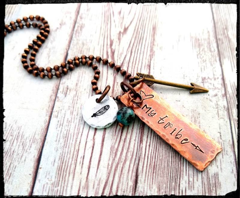 Sale My Tribe Mix Metal Charm Kette | Kupfer Anhänger Stein Gestempelte Feder Pfeil Hand Oxidierte Massive Perlenkette von BlueReefBoutique