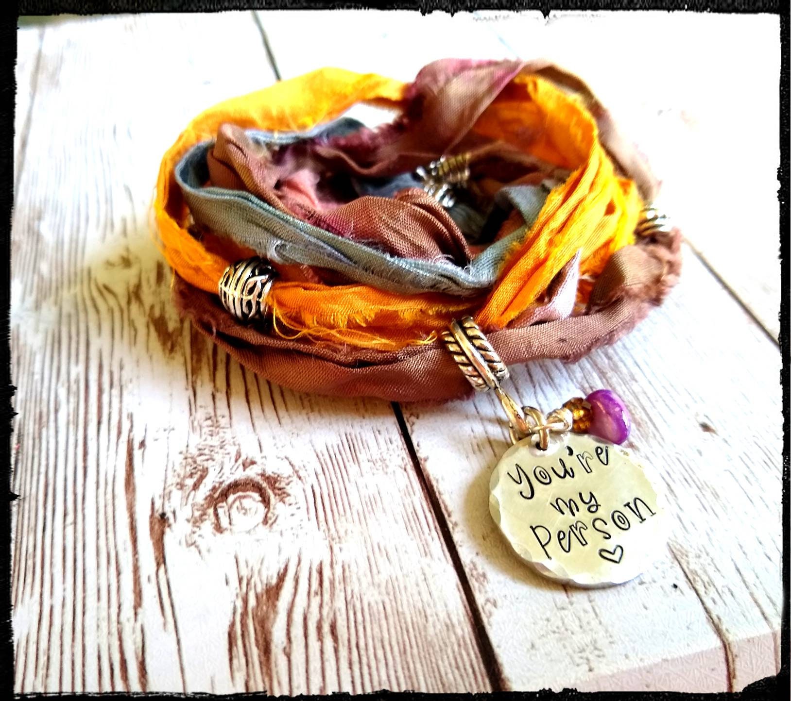 Sari Seide Wickelarmband Handgestempelter Zinn Anhänger, Silber Akzente von BlueReefBoutique