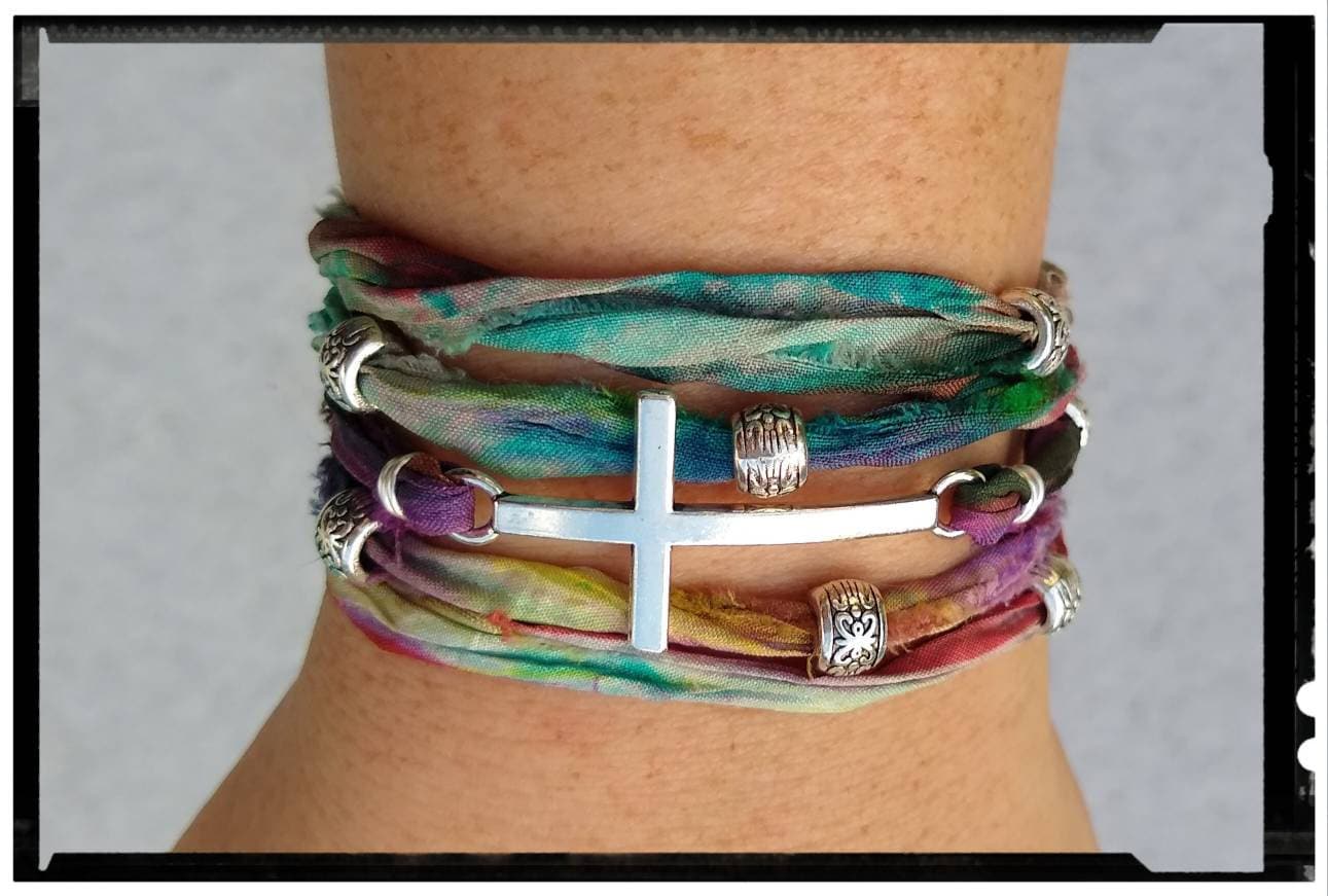 Silber Kreuz Sari Seide Wickelarmband Boho Hippie Schmuck von BlueReefBoutique