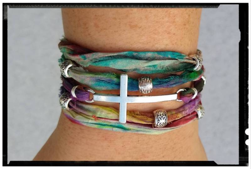 Silber Kreuz Sari Seide Wickelarmband Boho Hippie Schmuck von BlueReefBoutique