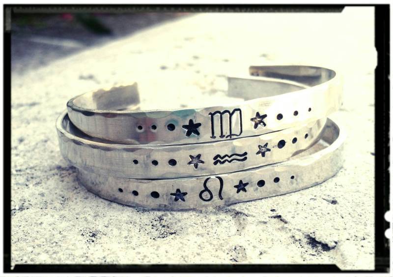 Sternzeichen Manschette Hand Gestempelt Massiv Zinn | Gehämmert Symbol Stern Cuff Bracelet - Silberarmband Sternbild Astronomie von BlueReefBoutique