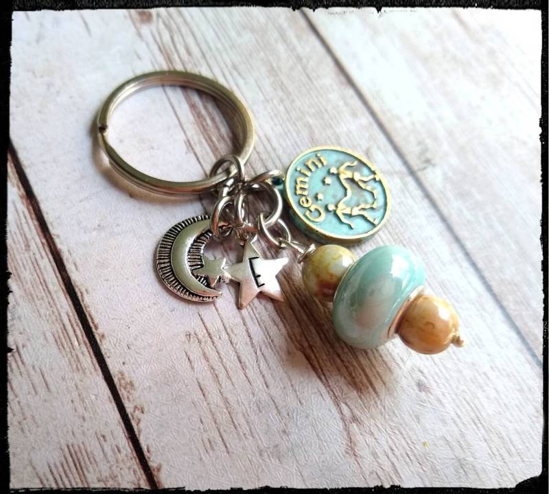 Sternzeichen Schlüsselanhänger Bronze Zeichen, Initial Stern, Keramik Perle von BlueReefBoutique