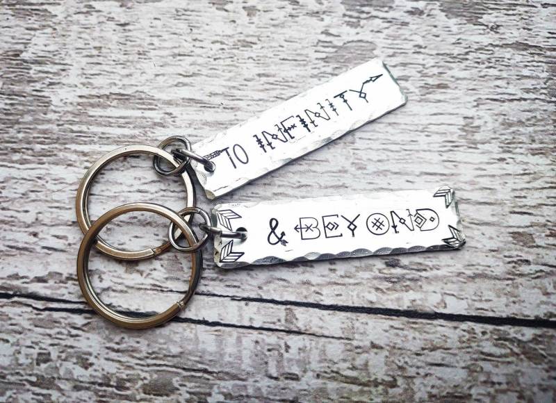 To Infinity Und Darüber Hinaus Passende Schlüsselanhänger | Handgestempeltes Zinn Initial/Charms Hinzufügen Paar Geschenk/Freund Toy Story Set von BlueReefBoutique