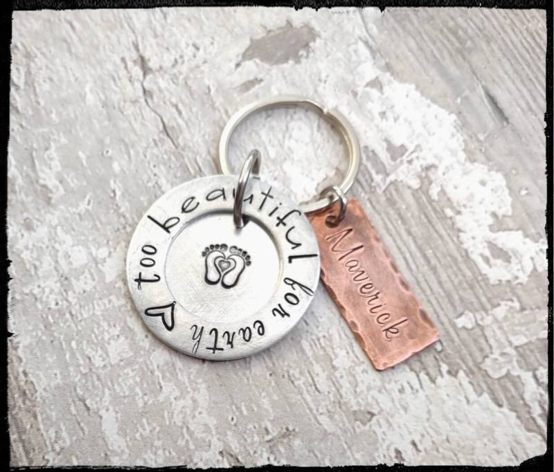 Too Beautiful For Earth Handgestempelte Trauerkette/Schlüsselanhänger | Name Herz/Fußabdrücke Schwangerschaftsverlust/Fehlgeburt Andenken von BlueReefBoutique