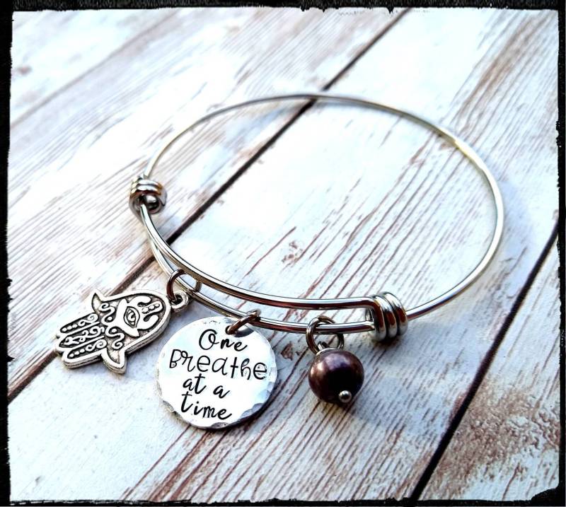 Yoga Charm Armband Edelstahl Handgestempelter/One Breath At A Time | Süsswasserperle & Hamsa Hand von BlueReefBoutique