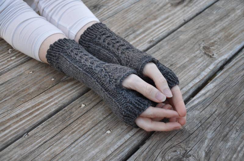 Handgestrickte Fingerlose Handschuhe Mit Zopfmuster, Damen Armstulpen, Charcoal Graue Strickhandschuhe, Gestrickte Winterhandschuhe, 100% Wolle von BlueRidgePurl