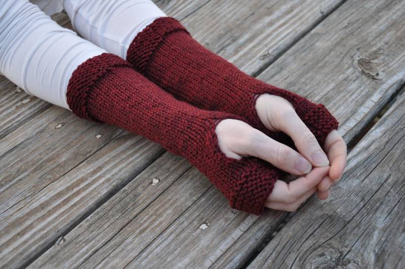 Von Outlander Inspirierte, Fingerlose Handschuhe Von Castle Leoch, Claire's Handschuhe, Rote Gestrickte Armstulpen, Gestrickter Stulpen von BlueRidgePurl