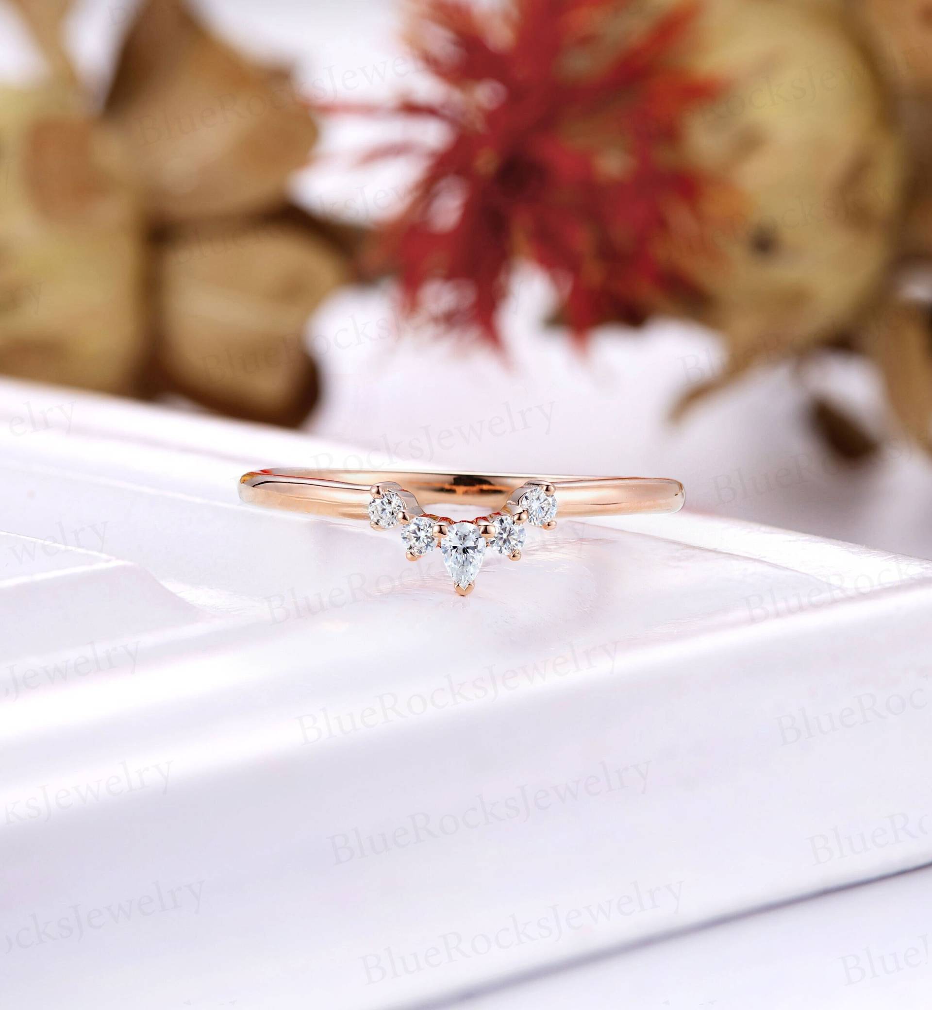 Art Deco Geschwungener Diamant Ehering Pear&round Geschliffener Zierlicher Moissanite Roségold Stapel Passender Ring Unikat U-Form Jubiläumsring von BlueRocksJewelry