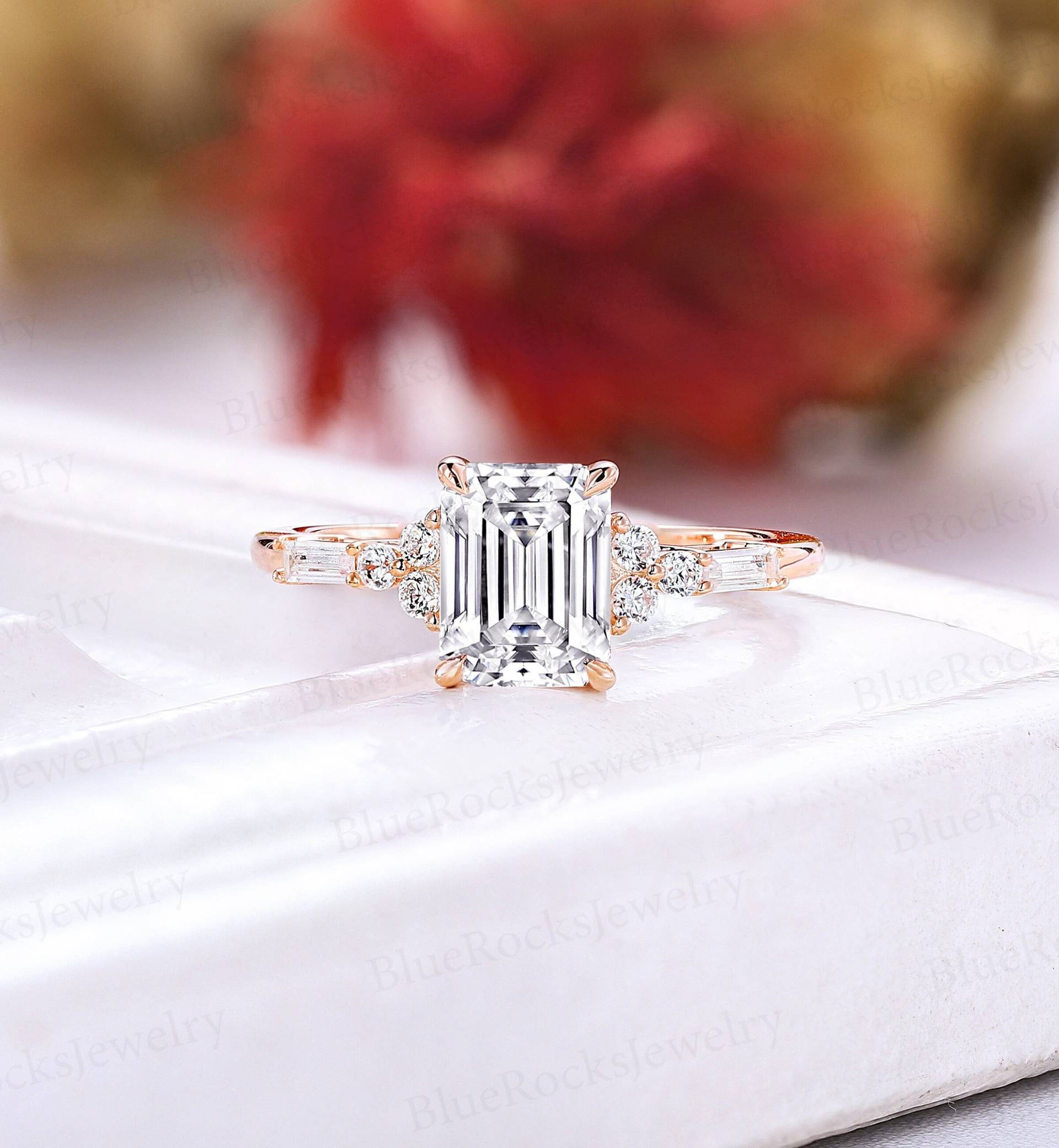 Moissanite Verlobungsring Smaragdschliff Vintage Roségold Art-Deco-Verlobungsring Baguette-Schliff & Rundschliff Ring Cluster Versprechen Jahrestag von BlueRocksJewelry