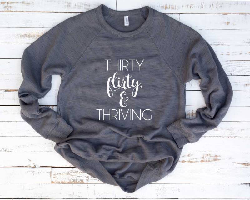 30Er Flirty & Blühendes Shirt. 30. Geburtstagsshirt. Super Weiches Und Bequemes Unisex Langarm Sweatshirt 30Er Flirty & Blühendes Shirt. 30. Geburtstagsshirt. Super Weiches Und Bequemes Unisex Langarm Sweatshirt von BlueSandTextiles