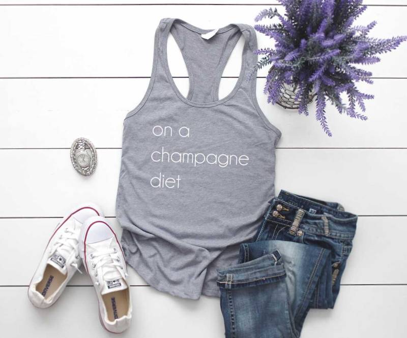 Auf Einem Champagner-Diät-Tank-Top. Super Weiches Und Bequemes Racerback Tank Top. Champagner Hemd. Lustiges Shirt. Tank. Brunch Auf Einem Champagner-Diät-Tank-Top. Super Weiches Und Bequemes Racerback Tank Top. Champagner Hemd. Lustiges Shirt. Tank. Brunch von BlueSandTextiles