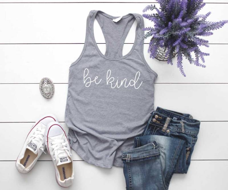 Be Kind Shirt. A Nice Human Freundlichkeit. Super Weiches Und Bequemes Racerback Tank. Wählen Sie Art. Freundlicher Mensch. Inspirierend. Humanity von BlueSandTextiles