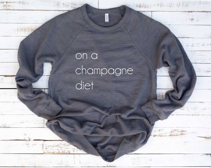 Champagner Shirt. Auf Einem Diät Brunch Sweatshirt. Super Weiches & Bequemes Unisex Langarm Brunchpullover von BlueSandTextiles