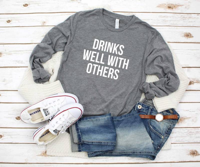 Cinco De Mayo Hemd. Trinkt Gut Mit Anderen Shirt. Lustiges Trink Shirt Frauen. Super Weiches & Bequemes Unisex Langarm T-Shirt. Tag Trinken Cinco De Mayo Hemd. Trinkt Gut Mit Anderen Shirt. Lustiges Trink Shirt Frauen. Super Weiches & Bequemes Unisex Langarm T-Shirt. Tag Trinken von BlueSandTextiles
