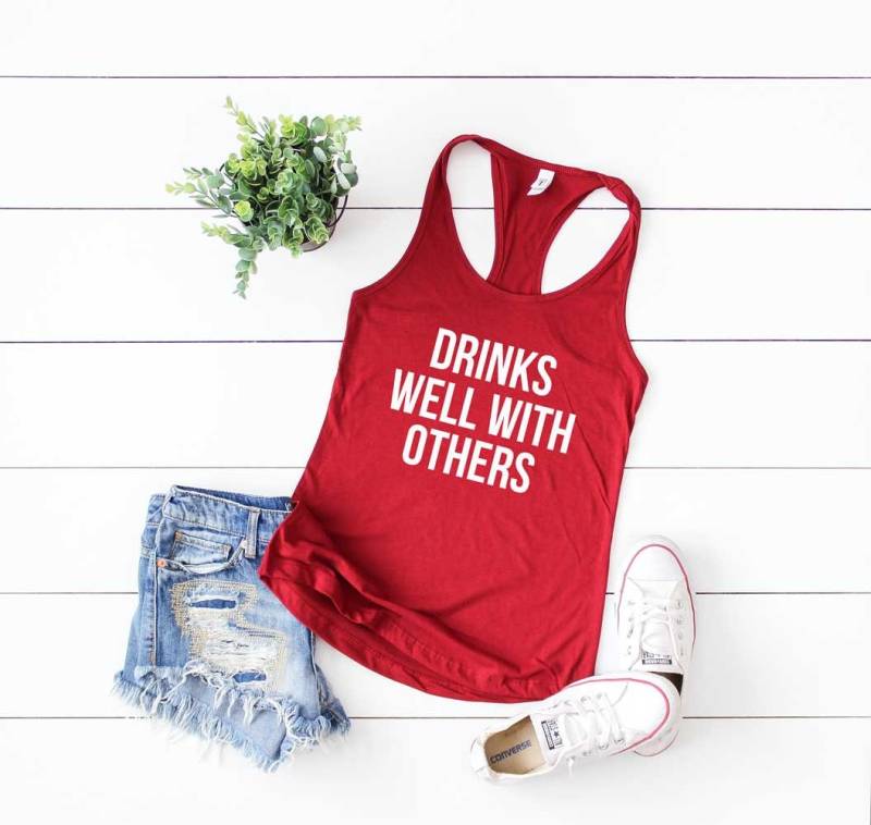 Cinco De Mayo Hemd. Trinkt Gut Mit Anderen Shirt. Trink Weiches Und Bequemes Racerback Tank Top. Tagestrink Fiesta Cinco De Mayo Hemd. Trinkt Gut Mit Anderen Shirt. Trink Weiches Und Bequemes Racerback Tank Top. Tagestrink Fiesta von BlueSandTextiles