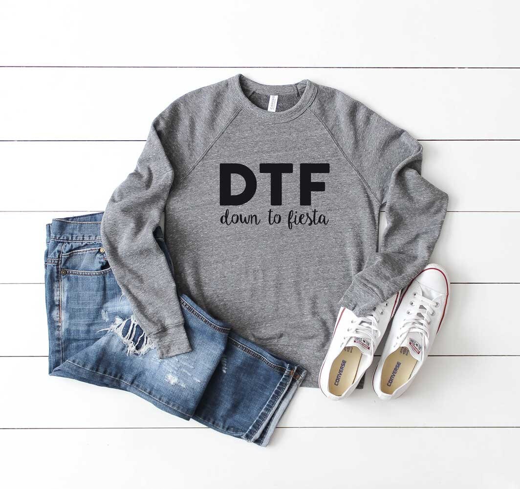 Cinco De Mayo Sweatshirt. Dtf Down To Fiesta Shirt. Super Weiches Und Bequemes Unisex Langarm Drinko von BlueSandTextiles
