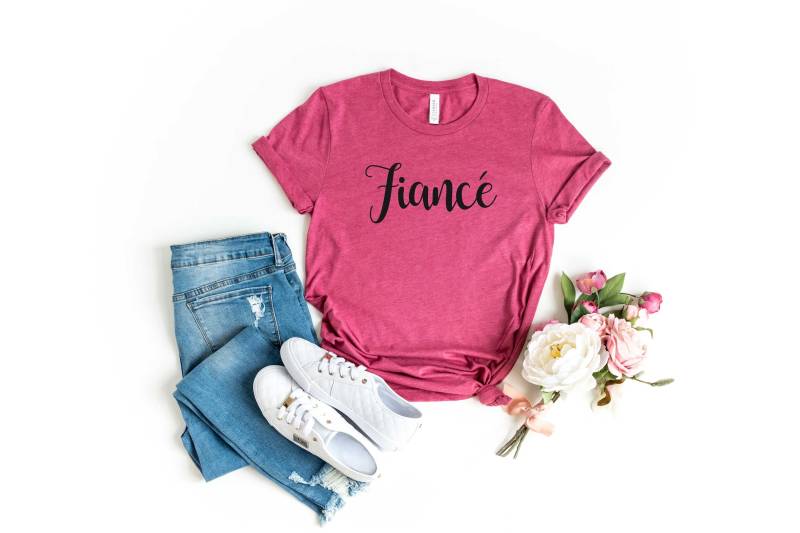 Fiance Shirt. Braut Hochzeitsshirt. Junggesellenabschienen Super Weiches Und Bequemes Unisex T-Shirt. Wedding Day Getting Ready von BlueSandTextiles