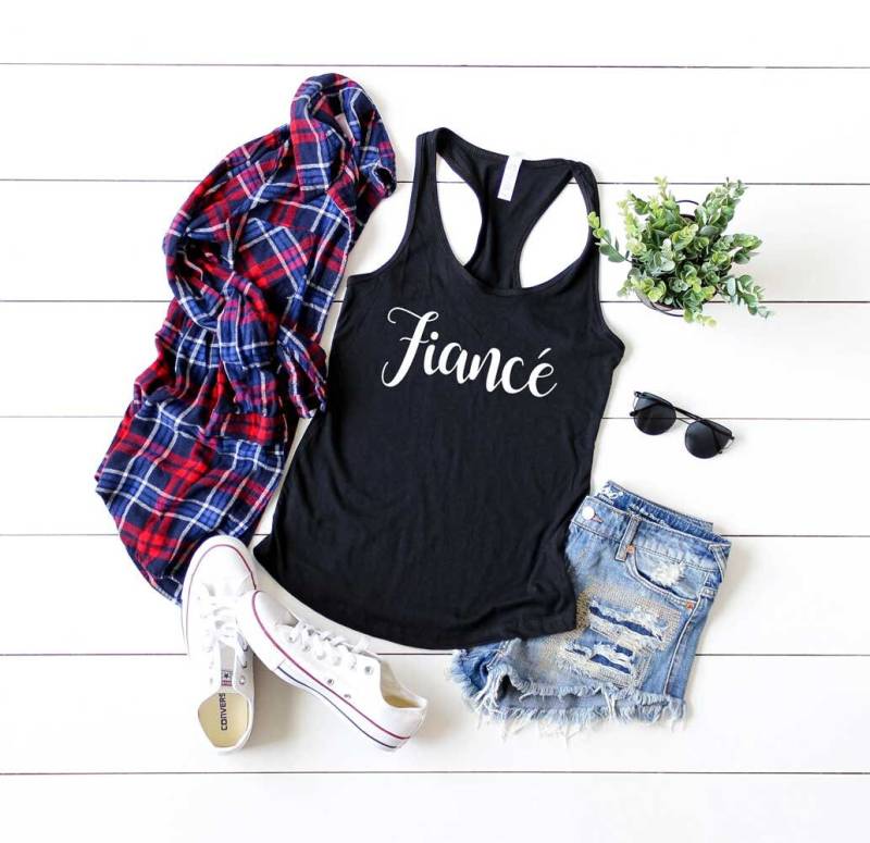 Fiance Shirt. Tank Top. Verlobungs-Ankündigung Super Weiches Und Bequemes Racerback Verlobtes Hochzeitsshirt Fiance Shirt. Tank Top. Verlobungs-Ankündigung Super Weiches Und Bequemes Racerback Verlobtes Hochzeitsshirt von BlueSandTextiles