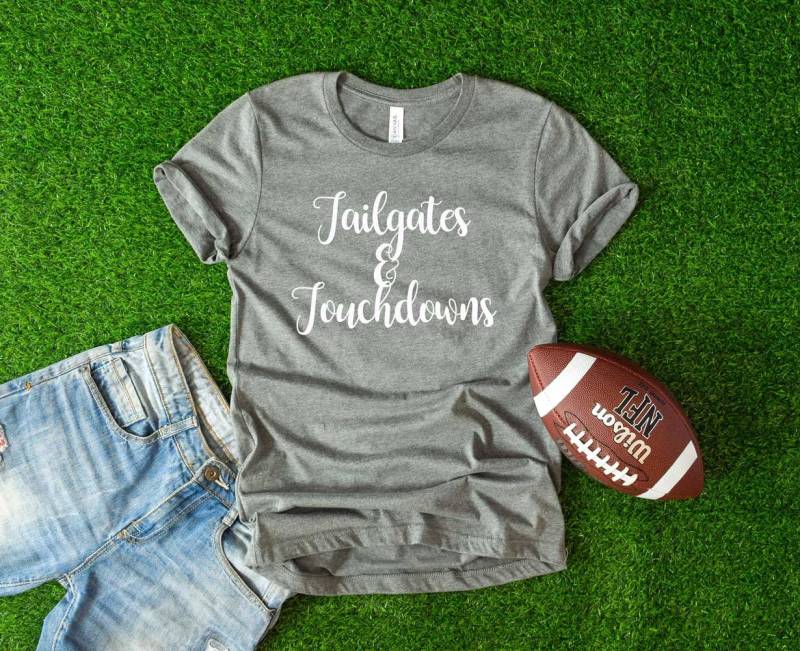 Fußball Shirt. Tailgates & Touchdowns Super Weiches Und Bequemes Unisex T-Shirt. Tailgating Sonntag T-Shrit. Touchdown von BlueSandTextiles