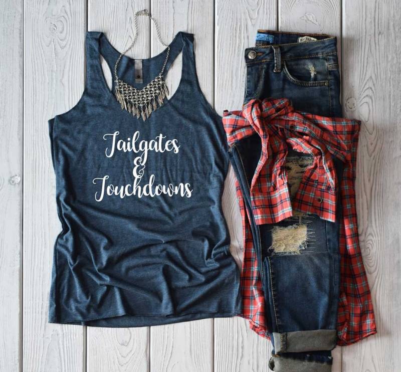 Fußball Shirt. Tailgates & Touchdowns Tank Top. Frauen Super Weicher Und Bequemer Tri-Blend Racerback Tank Fußball Shirt. Tailgates & Touchdowns Tank Top. Frauen Super Weicher Und Bequemer Tri-Blend Racerback Tank von BlueSandTextiles