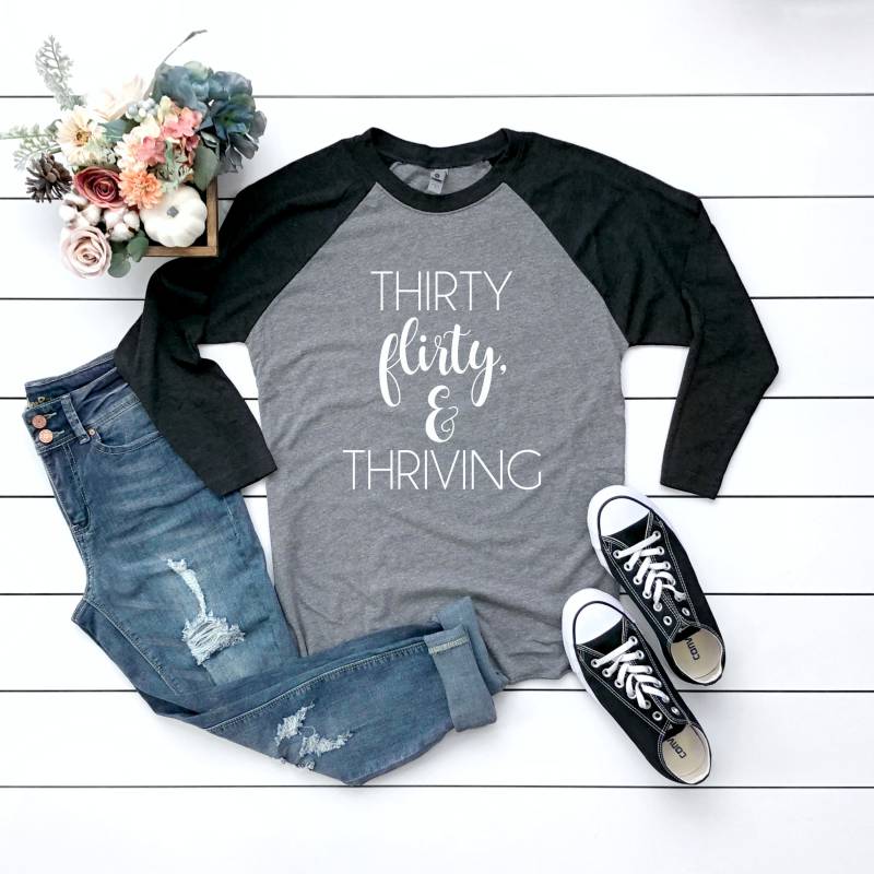 Geburtstag Shirt. Dreißig Flirty & Thriving Hemd. 30 Superweiches Und Bequemes, Triblend Baseball T-Shirt von BlueSandTextiles