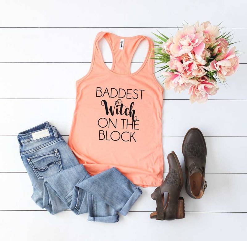 Halloween Shirt. Baddest Witch On The Block Süßes Oder Saures Weiches Und Bequemes Racerback Tank Top. Frauen von BlueSandTextiles