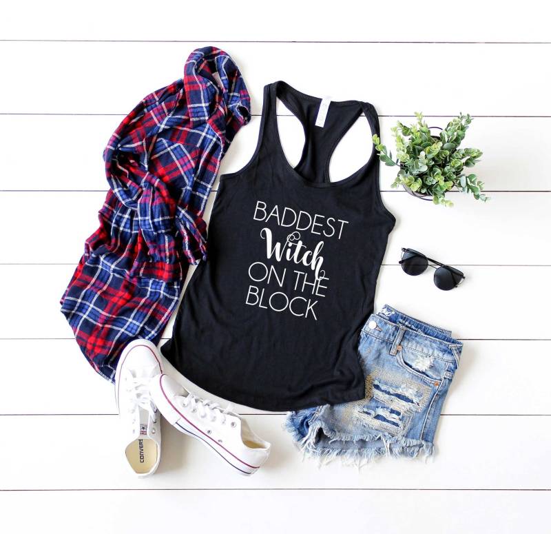 Halloween Shirt. Baddest Witch On The Block Süßes Oder Saures Weiches Und Bequemes Racerback Tank Top. Frauen von BlueSandTextiles