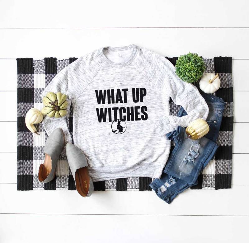 Halloween Shirt. What Up Hexen Sweatshirt. Super Weicher & Bequemer Unisex Langarm von BlueSandTextiles