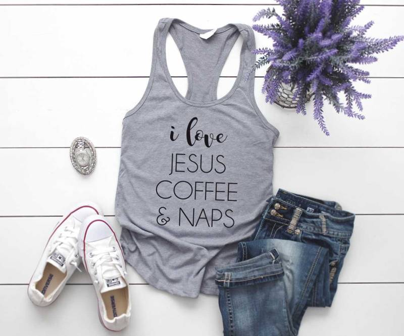 Ich Liebe Jesus Kaffee & Nickerchen Shirt. Christliches Super Weiches Und Bequemes Racerback Tank Top. Kaffee-Hemd. Religiöses Hemd. Jesus-Shirt von BlueSandTextiles