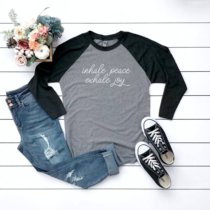 Inhale Peace Exhale Joy Shirt. Be Kind Freundlichkeit Superweiches Und Bequemes, Triblend Baseball T-Shirt. Unity von BlueSandTextiles