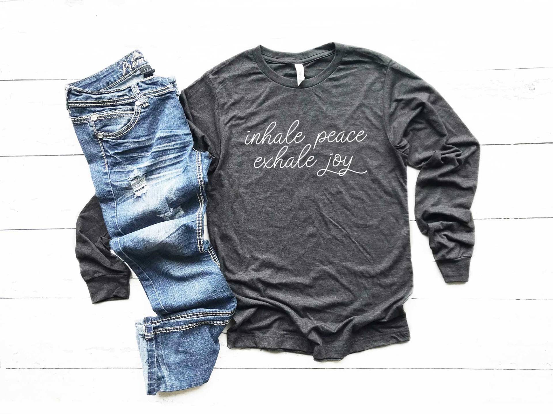 Inhale Peace Exhale Joy Shirt. Peace-Shirt. Lebensfrohes Super Weiches & Bequemes Unisex Langarm-T-Shirt. Yoga-Shirt. Friedliche von BlueSandTextiles