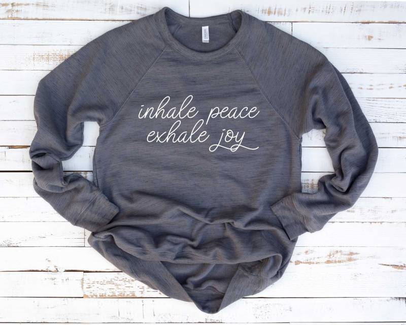 Inhale Peace Exhale Joy Shirt. Yoga Fröhliches Super Weiches & Bequemes Unisex Langarm Sweatshirt. Friedliches Atmen von BlueSandTextiles