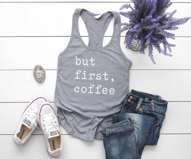 Kaffee Shirt. Aber First Coffee Tank Top. Super Weiches Und Bequemes Racerback Lustiges Frauen von BlueSandTextiles