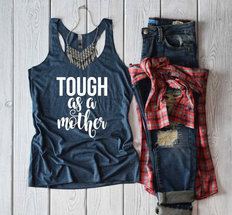Mama Shirt. Tough As A Mother Starke Mama. Super Weicher Und Bequemer Tri-Mix Racerback Tank. Mutter. Härter Als Eine von BlueSandTextiles