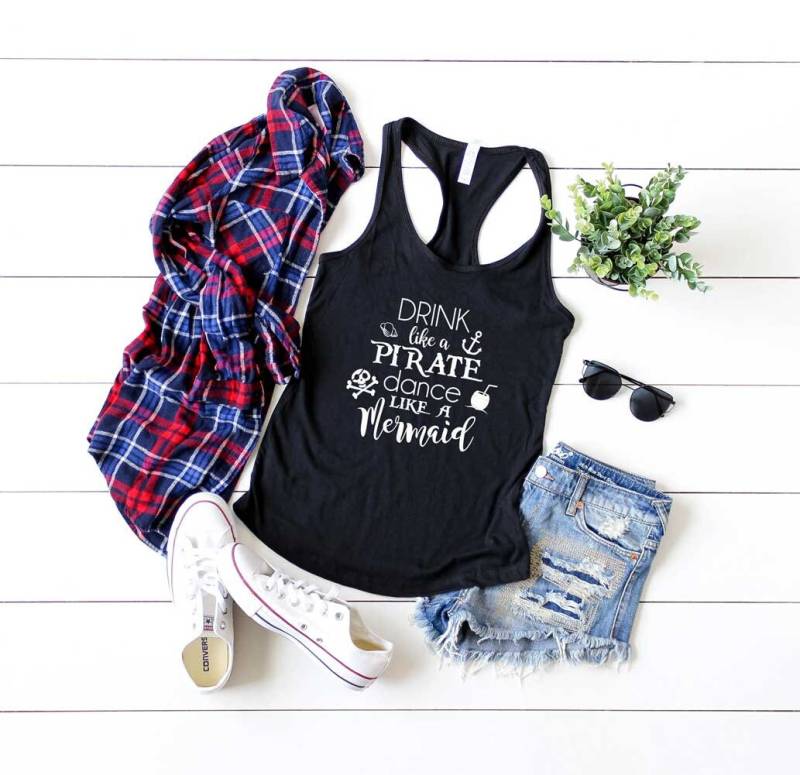 Meerjungfrau Shirt. Piraten Trinken Sie Wie Ein Piraten-Tanz Meerjungfrau-Träger-Top. Super Weiches Und Bequemes Racerback Tank Top. Trink von BlueSandTextiles