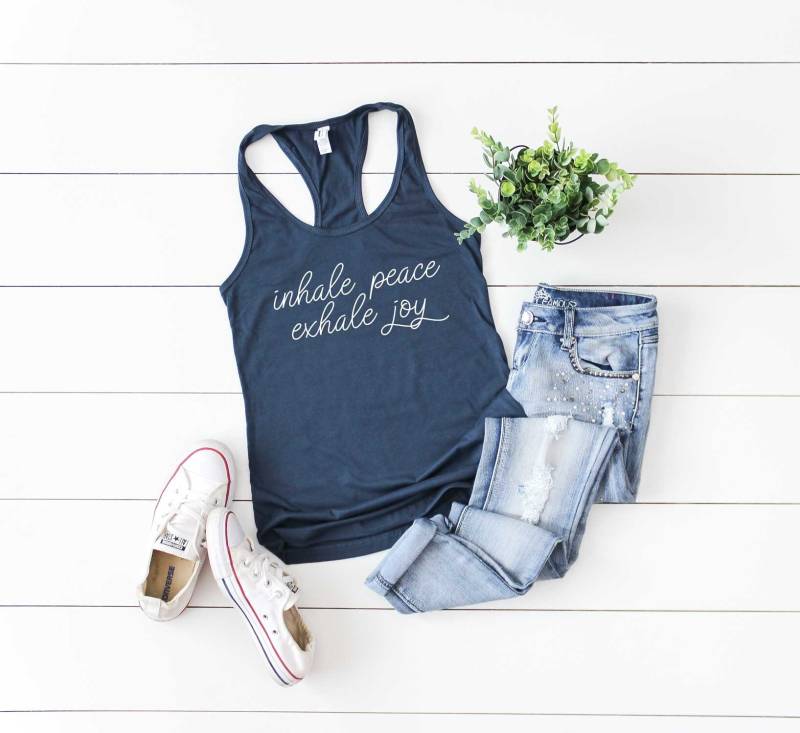 Peace Shirt. Inhale Exhale Joy Super Weiches Und Bequemes Racerback Tank. Freundlicher Mensch. Inspirierendes Fröhliches von BlueSandTextiles
