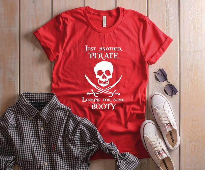 Piraten Shirt. Einfach Ein Anderer Pirat, Der Nach Einer Beute Sucht. Super Weiches Und Bequemes Unisex T-Shirt. Lustiges Totenkopf von BlueSandTextiles