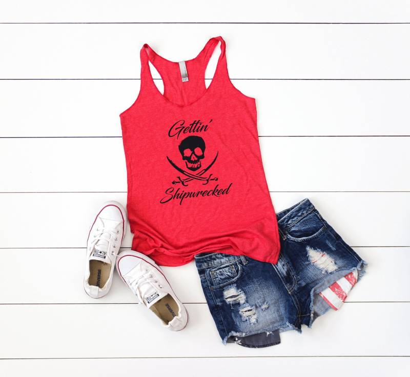 Piraten Shirt. Tanktop Mit Schiffbrüchigen Motiv. Super Weicher Und Bequemer Tri-Mix Racerback Tank. Totenkopf Trinkshirt von BlueSandTextiles