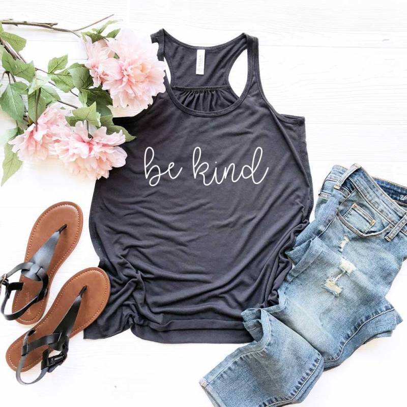 Sei Kind Shirt. Menschlichkeit Ein Guter Mensch. Super Weiches Und Bequemes, Langes, Fließendes Racerback Tank Top. Einheits Freundlichkeit Netter von BlueSandTextiles