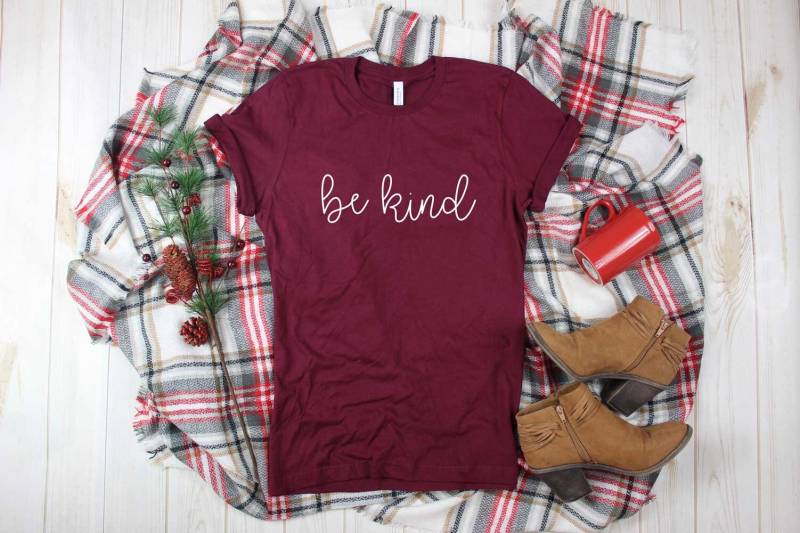 Sei Nett Shirt. Menschlichkeit Ein Freundlicher Mensch. Menschenrechte. Inspirierendes Super Weiches Und Bequemes Unisex T-Shirt von BlueSandTextiles