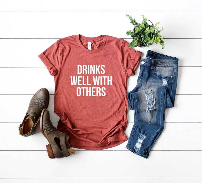 Trinkshirt. Trinkt Gut Mit Anderen Shirt. Super Weiches Und Bequemes Unisex T-Shirt. Lustiges Trink-T-Shirt. Tagestrink von BlueSandTextiles