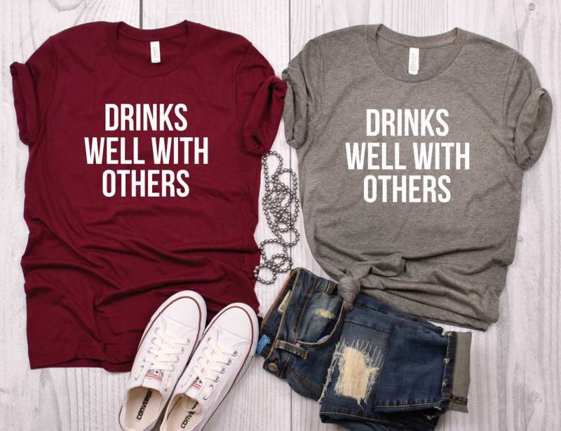 Trinkshirt. Trinkt Gut Mit Anderen Shirt. Super Weiches Und Bequemes Unisex T-Shirt. Lustiges Trink-T-Shirt. Tagestrink von BlueSandTextiles